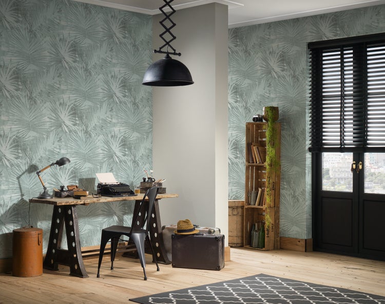 Büroraum mit Schreibtisch, Stuhl, Regal und Palmen-Tapete