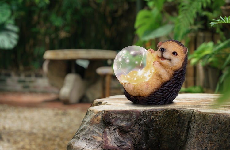 LED Solarleuchte Igel für Terrasse und Garten, aus braunem Kunststoff, mit fest verbauten LEDs, Deko Lampe für Außen 17 x 14,5 x 12 cm