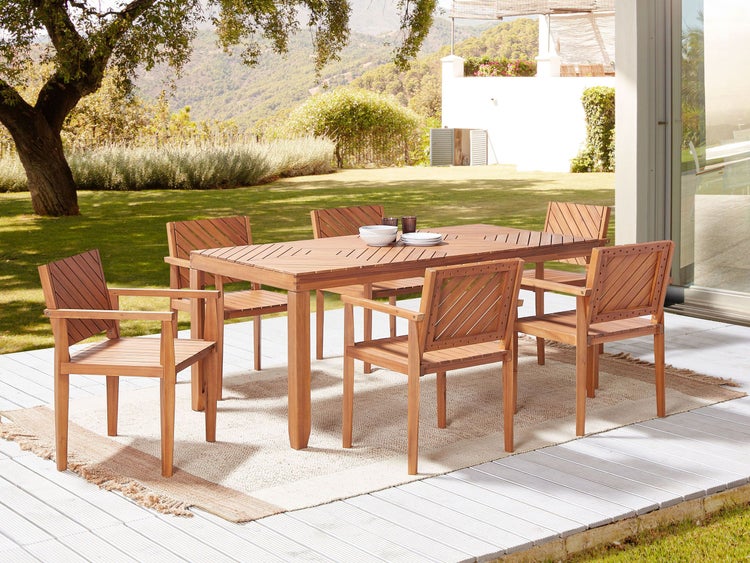 Gartenmöbel Set aus Holz mit Esstisch und sechs Armlehnenstühlen auf einer sonnigen Terrasse.