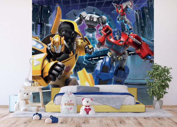 Kinderzimmer mit Transformers Fototapete und gelbem Bett