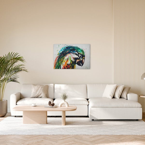 Wohnzimmer mit Sofa und einem Gemälde eines Papageis an der Wand