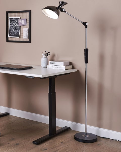 Büro mit höhenverstellbarem Schreibtisch und Stehlampe