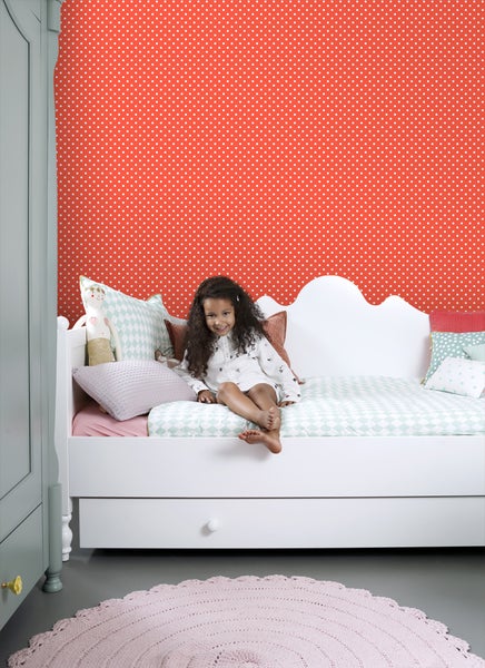 Kinderzimmer mit verspieltem Bett und dekorativer Tapete