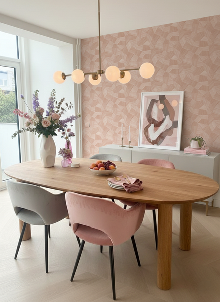 Helles Esszimmer mit Esstisch, Stühlen und dekorativen Elementen wie Blumen und einem Gemälde.