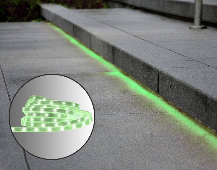 Der LED Stripe outdoor 500 cm, 24 Watt, warmweiß, mit Farbwechsler, dimmbar, inkl. Fernbedienung und Zubehör
