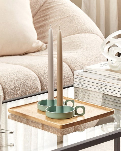 Zwei Kerzenleuchter mit Stabkerzen auf einem Tisch