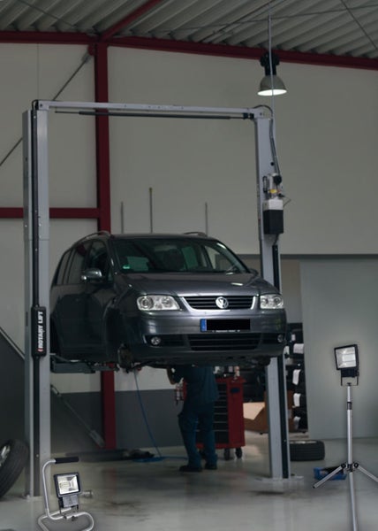 Auto auf Hebebühne in einer Werkstatt