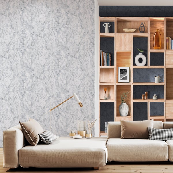 Wohnzimmer mit modularem Sofa, Bücherregal und Marmortapete für eine helle und organisierte Atmosphäre