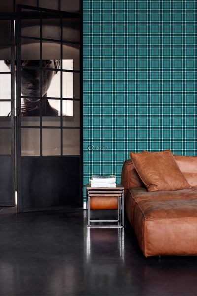 Wohnraumszene mit karierter Tapete, Ledersofa und Metalltür