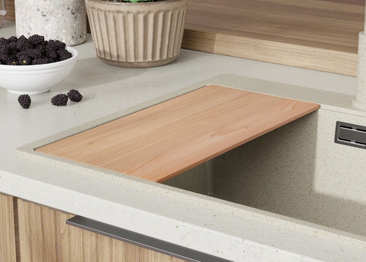 Küchenspüle mit Schneidebrett aus Holz, Spültischarmatur und Dekoration