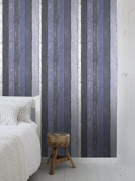 Zimmer mit Holzwandtapete, Bett und Holzhocker