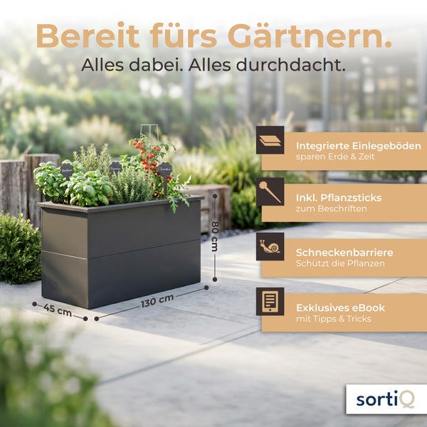 Modernes Hochbeet. Maße: Länge 130, Breite 45, Höhe 80 Zentimeter. Inklusive Einlegeböden, Schneckenschutz, Pflanzsticks und eBook. Sortiq Logo.