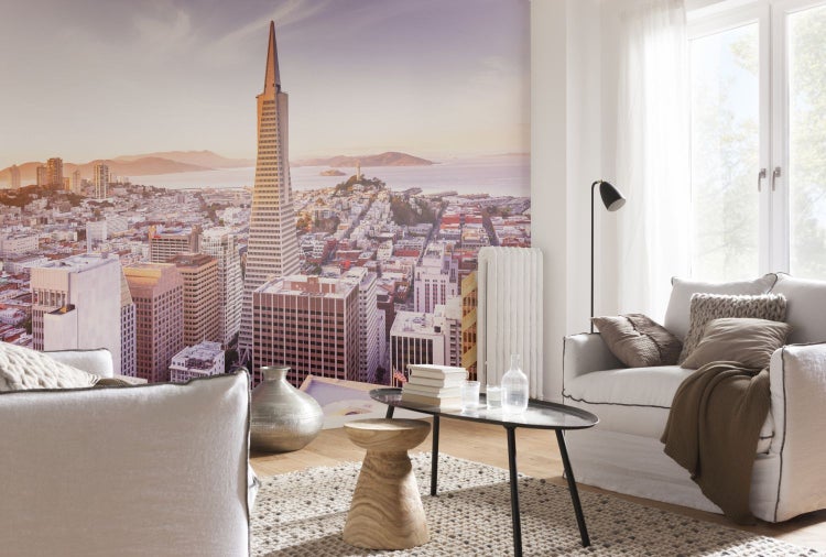 Wohnzimmer mit Fototapete von San Francisco und hellem, einladendem Interieur.