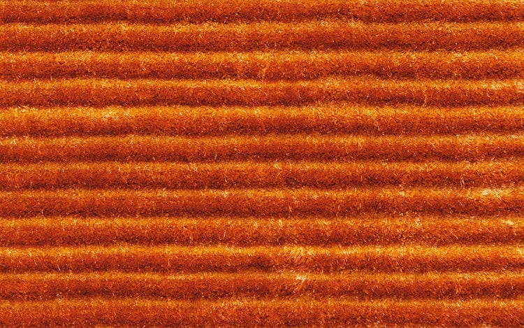 Rechteckiger Hochflor-Teppich mit horizontalem Streifenmuster in Orange.