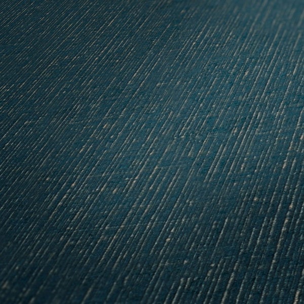 Wäschekorb mit Dschungel- und Vogelmuster, umgeben von Spielzeug, Kleidung, Handtüchern und Wasserflaschen.