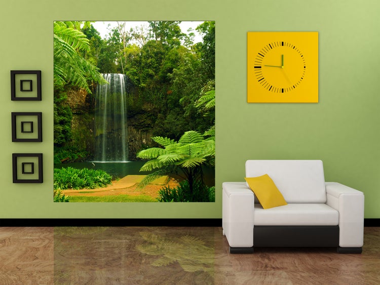 Wohnzimmer mit Wasserfallbild, quadratischer Uhr und Sessel