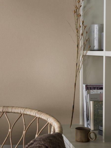 Gartenbank aus Metall unter einem Baum auf einer Rasenfläche