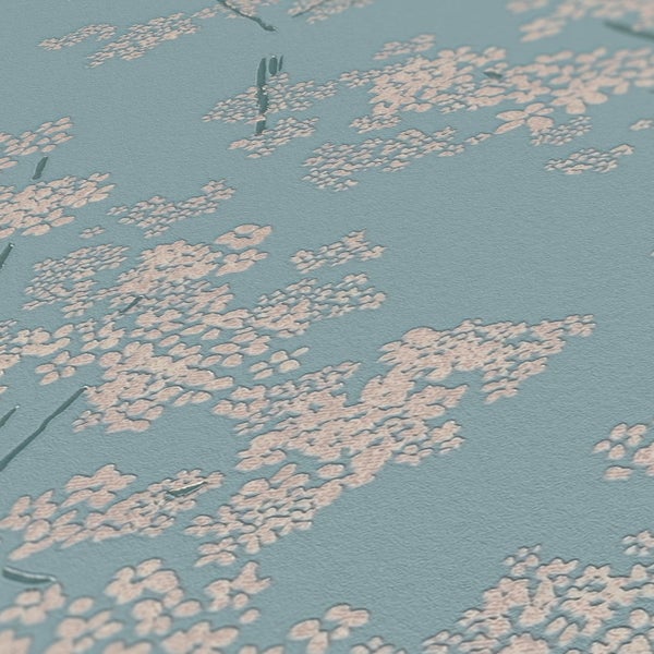 Wandregal mit Pflanze und Büroartikeln vor floral gemusterter Tapete