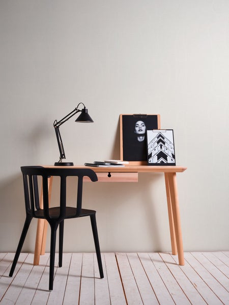 Wohnszene mit Dekoration auf einem Holzregal