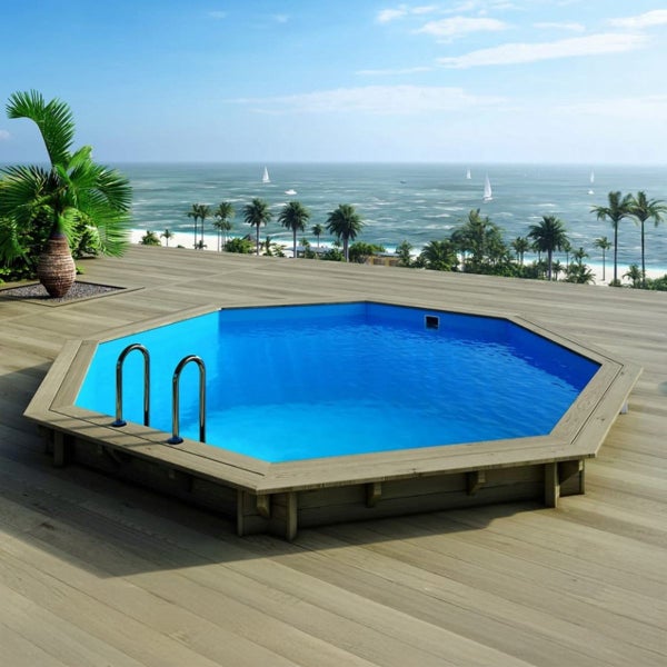 Achteckiger Pool mit Holzrahmen und Leiter auf einer Holzterrasse mit Meerblick