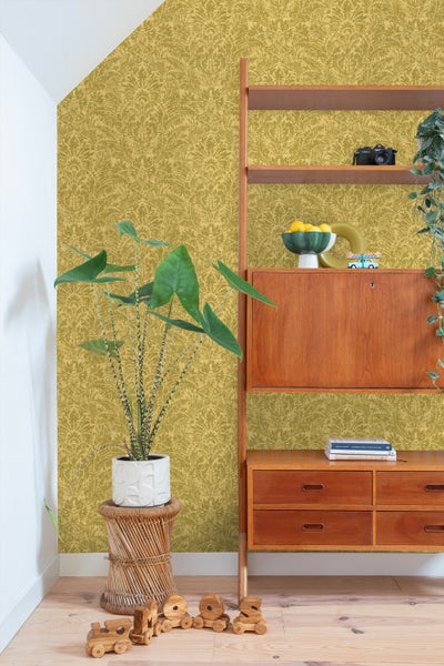 Wohnraum mit gemusterter Tapete, Holzregal, Zimmerpflanze und Spielzeug