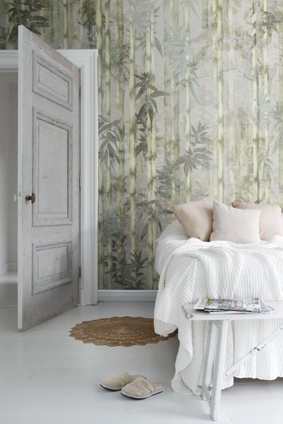 Helles Schlafzimmer mit Bambus-Tapete, Bett und Tür