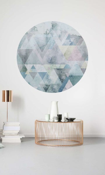 Wohnraum mit geometrischem Wandtattoo über einem Tisch mit Geschirr