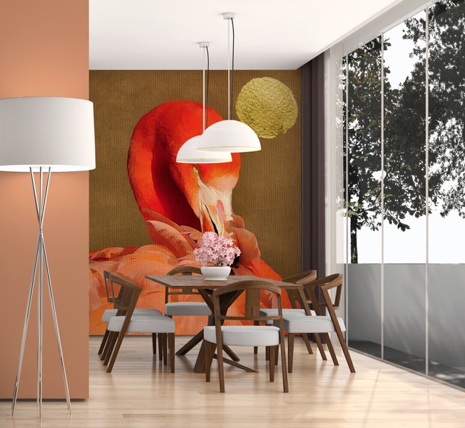 Moderne Fototapete mit Flamingo-Motiv in einem hellen Esszimmer mit Holztisch, Stühlen und weißen Pendelleuchten.