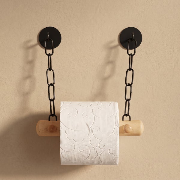 Wandmontierter Toilettenpapierhalter mit Holzstange und Metallkettenbefestigung an einer Wand.