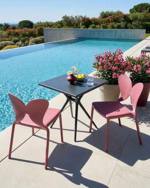 Gartenszene mit Tisch, zwei Stühlen, Blumen und Pool