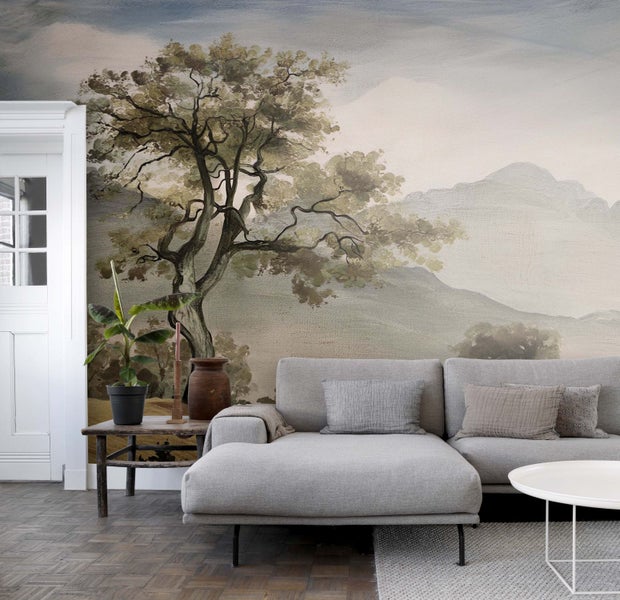 Wohnzimmer mit gemusterter Fototapete, Sofa und Beistelltisch