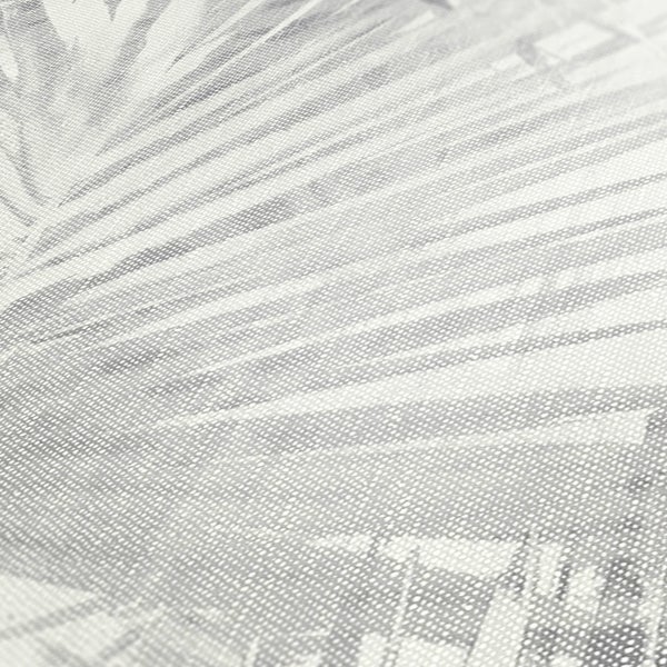 Gemütliches Wohnzimmer mit Holzbalken, Sofa, Sessel und Tagesbett