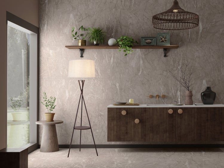 Dekoratives Interieur mit Steinfliesen, Holzschrank, Stehlampe und Zimmerpflanzen für ein wohnliches Ambiente.