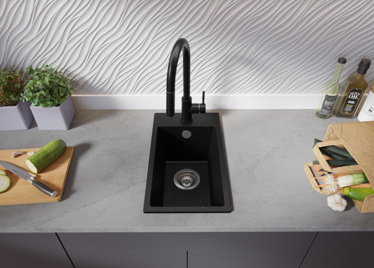 Küchenszene mit Spüle, Armatur, Lebensmitteln und dekorativer Wand