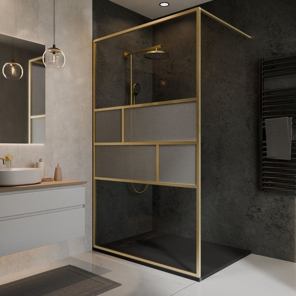 Modernes Bad mit Walk-In-Duschwand mit goldfarbenem Rahmen, strukturiertem Glas, goldfarbenem Duschsystem und weißem Waschtisch mit Aufsatzbecken.