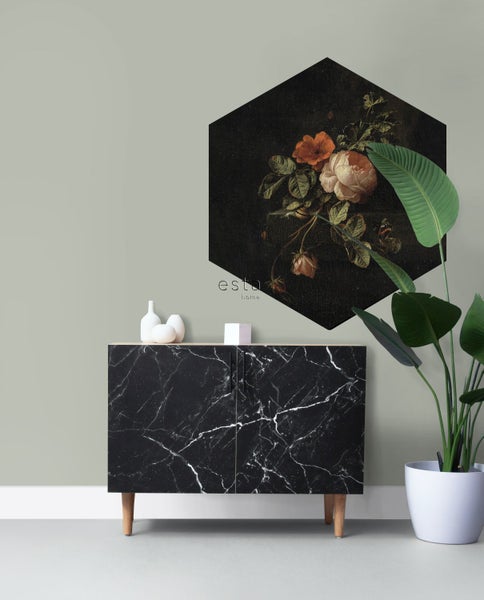 Schrank mit Marmoroptik, sechseckiges Blumenbild und Zimmerpflanze für eine stilvolle Raumgestaltung