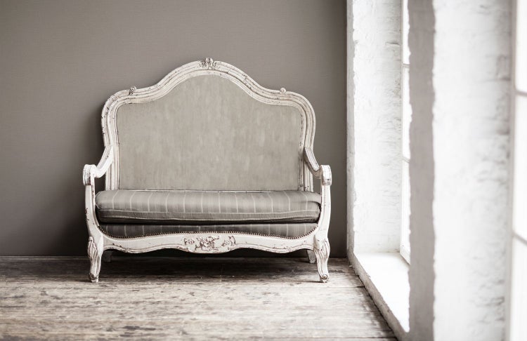 Dekorative Wand mit horizontal gestreifter Tapete und Zierobjekten