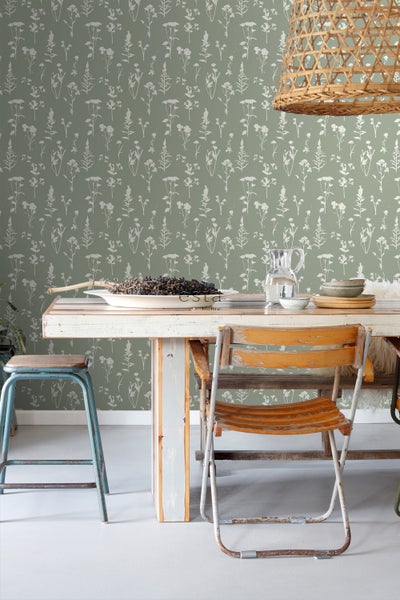 Essbereich mit Esstisch, Stühlen und Tapete mit Pflanzenmuster