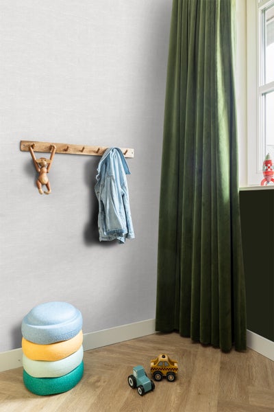 Helles Zimmer mit Garderobe, Vorhang, Sitzkissen und Spielzeugautos