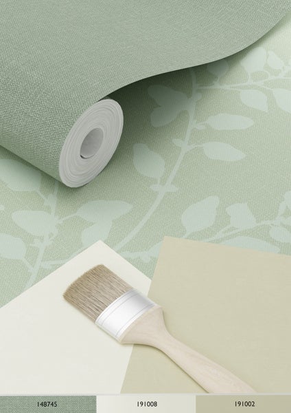 Tapetenrolle mit Blätterdesign und ein Pinsel mit Farbmustern