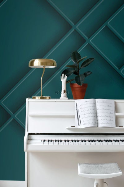 Szene mit weißem Klavier, goldener Lampe und Zimmerpflanze