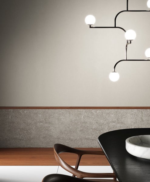 Heller Flur mit Kommode, Spiegel, Garderobe und Blick ins Schlafzimmer.