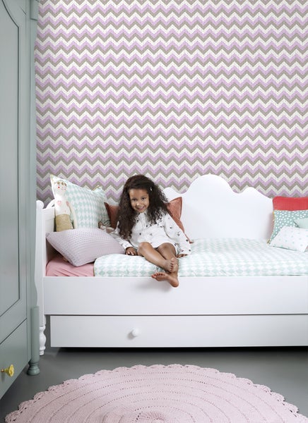 Kinderzimmer mit Bett, Mädchen und Zickzack Tapete