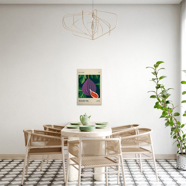 Esszimmer mit Esstisch, Stühlen und einem gerahmten Bild einer Zuckerfeige an der Wand