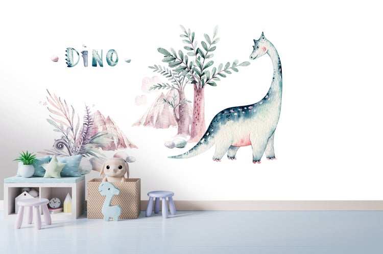 Wandtattoo-Set mit Dinosaurier, Bergen und Bäumen im Aquarell-Stil in einem hellen, organisierten Kinderzimmer mit Spielzeug und Sitzmöbeln.