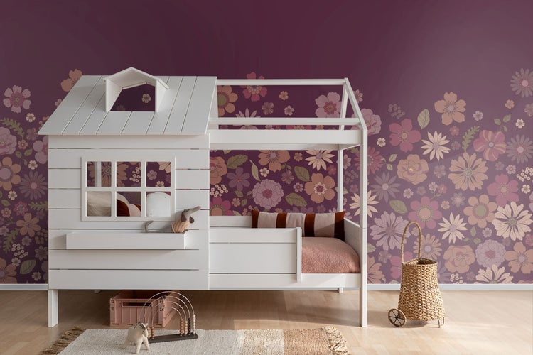 Kinderzimmer mit Hausbett, Wandtapete mit Blumenmuster und geflochtenem Rollkorb