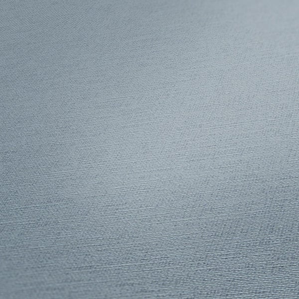 Wohnzimmerszene mit Sessel, Beistelltisch und Hängelampe