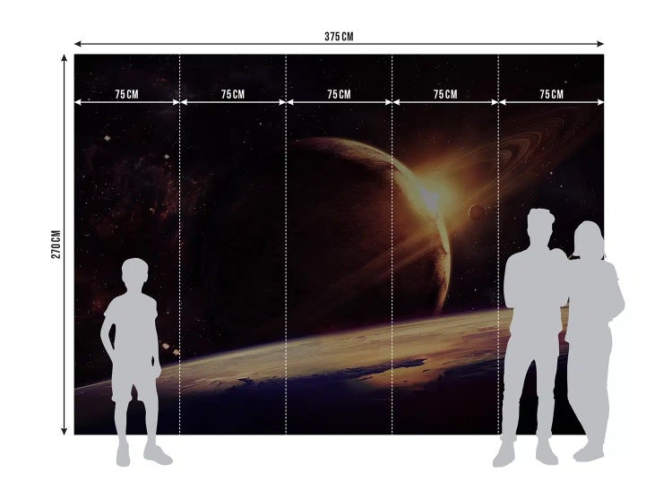 Fototapete mit Weltraum-Motiv, Planeten und Sternen. Maße 375 Zentimeter mal 270 Zentimeter, aufgeteilt in fünf Bahnen zu je 75 Zentimeter.
