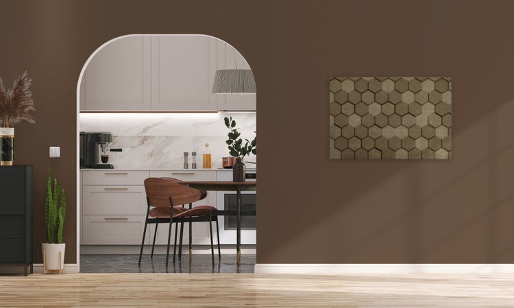 Moderne Küche mit Rundbogen-Durchgang, hellen Fronten, Marmor-Rückwand und Essbereich in einer wohnlichen Umgebung mit Wandbild.