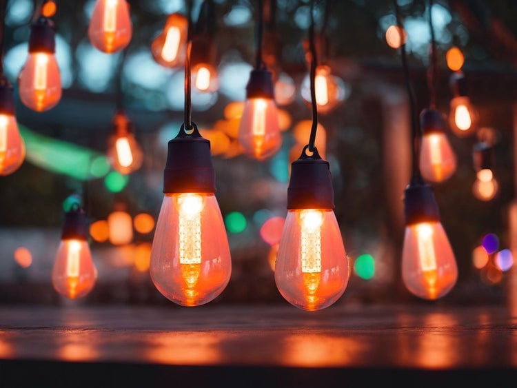 Dekorative Glühbirnen an einer Lichterkette